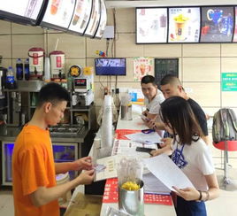 保障網(wǎng)絡(luò)餐飲服務(wù)食品安全，我們?cè)谛袆?dòng)